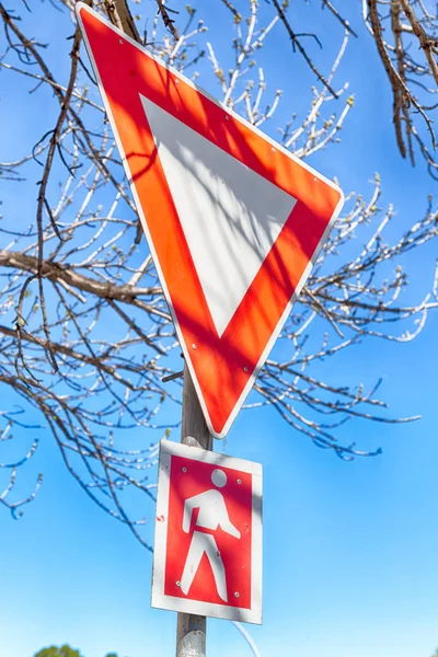 Crosswalk teken Zeppelin geïsoleerd in de hemel — Stockfoto