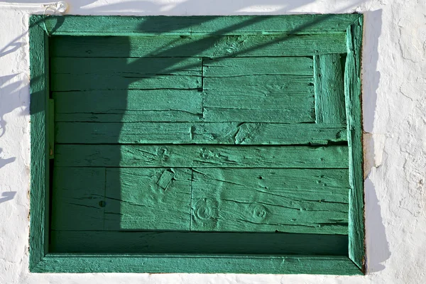 Spain green wood   white wall   lanzarote — Stock Photo, Image