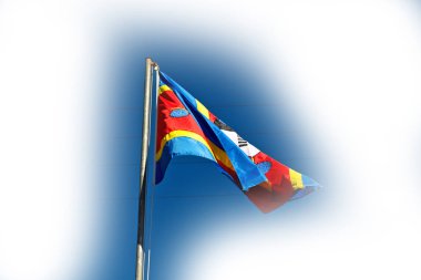  Svaziland dalgalanan bayrak ve gökyüzü    