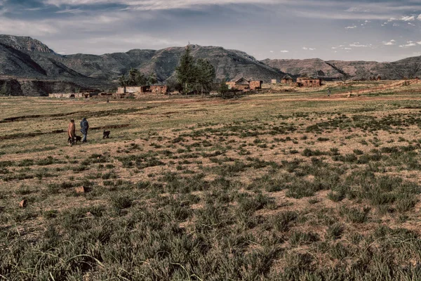 Lesotho street falu közelében mountain — Stock Fotó