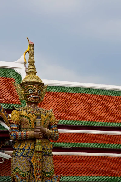 タイ アジア バンコク雨寺抽象悪魔戦争クロス — ストック写真