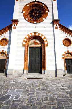  Mercallo 'daki kilise. Kapalı tuğla kule kaldırım. İtalya eski Lombardi.