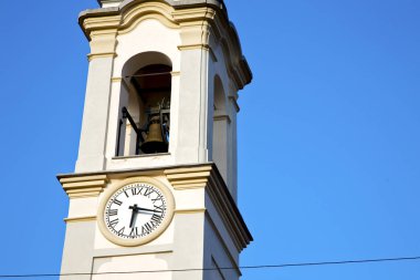   Gorla güneşli duvar ve kilise kule 