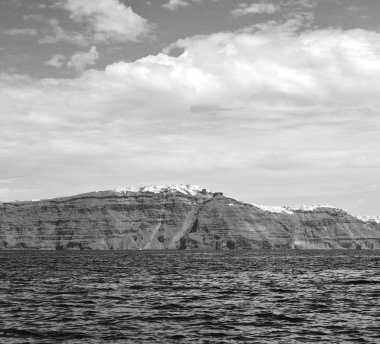 Hill ve Avrupa Yunanistan kasaba yaz Beach'te kayalara