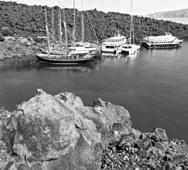 Hill ve Avrupa Yunanistan kasaba yaz Beach'te kayalara