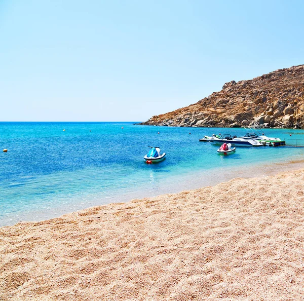 Mar de roca y playa en Europa Grecia la isla de mykonos azul —  Fotos de Stock