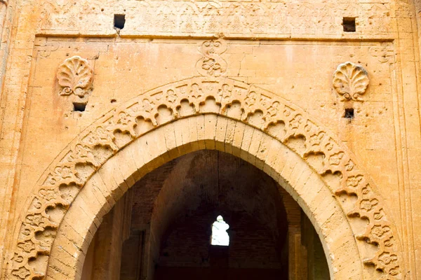 Porta velha em marroquino áfrica ancien e parede ornamentado amarelo — Fotografia de Stock