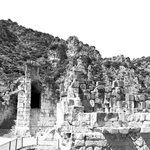 Νεκρόπολη και αυτόχθονες τάφος πετρών θέατρο Αρχαιολογία στο μου — Φωτογραφία Αρχείου