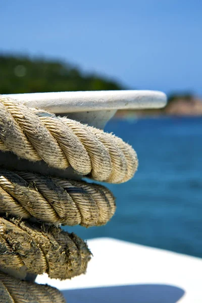 Asie v kho tao bay ostrov bílá loď lano plovoucí kotvu — Stock fotografie
