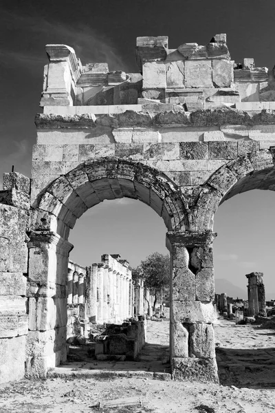 Ancienne colonne de construction et l'histoire du temple romain pamukkal — Photo