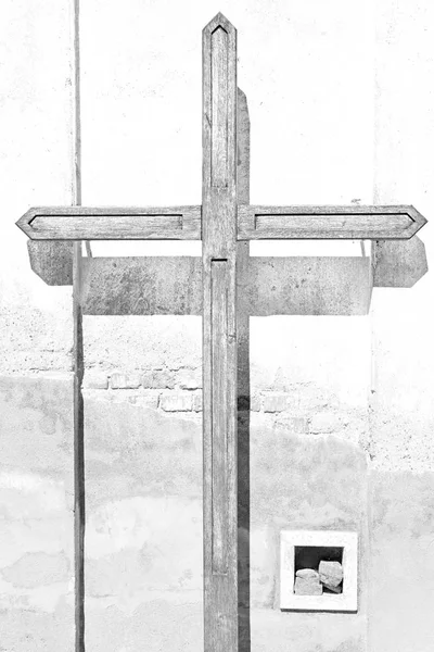 在意大利欧洲和天空 b 的墙壁抽象圣洁十字架 — 图库照片