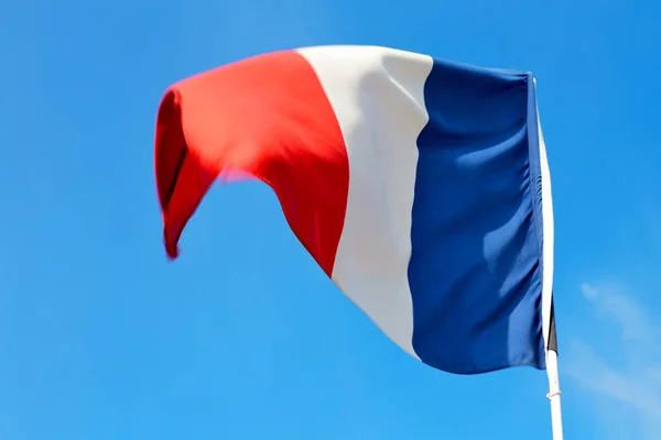 Francouzský mává vlajkou v modrém sky Francie barvy a vlna — Stock fotografie