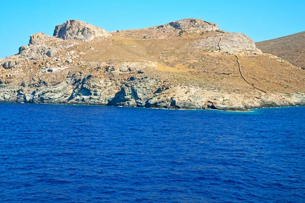 Desde el mar barco y el cielo en el mar mediterráneo santorini griego —  Fotos de Stock