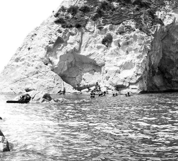 Hill en de rotsen op het strand van de zomer in Europa Griekenland santorin — Stockfoto