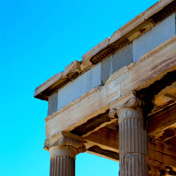 Oude towert en marmer baksteen in Europa Athene Akropolis en hemel — Stockfoto