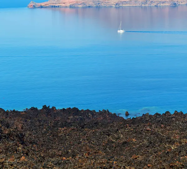 Hill and rocks on the summertime beach in europe greece santorin — Stock Photo, Image