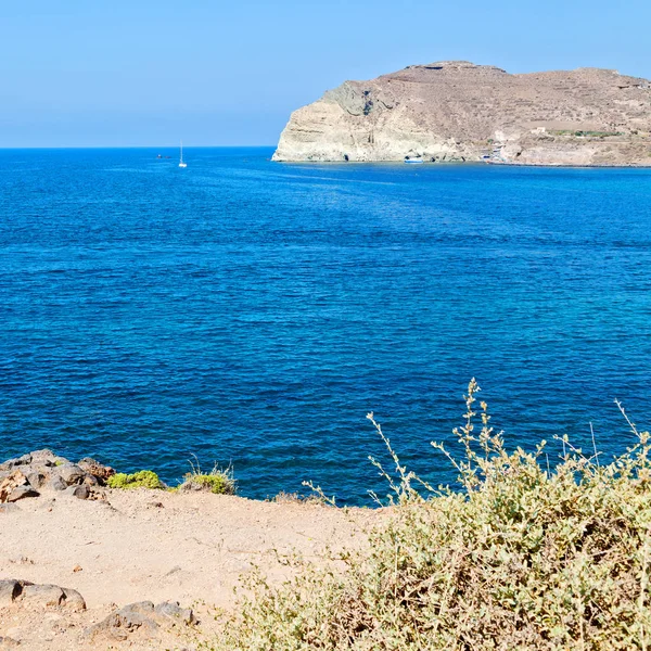 Colina y rocas en la playa de verano en Europa Grecia Santorin —  Fotos de Stock