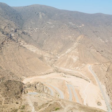  Doygun ve kanyon. Karanlık bulutlu gökyüzü. Umman 'daki eski dağ. 