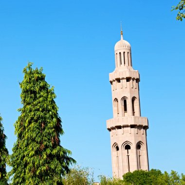  Minare ve din açık gökyüzünde Umman Muscat 'ta eski camide.