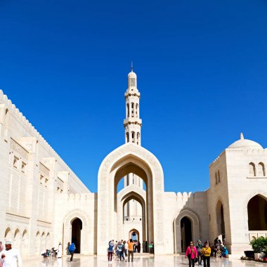  Minare ve din açık gökyüzünde Umman Muscat 'ta eski camide.