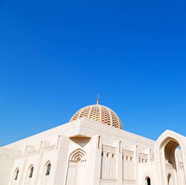  Minare ve din açık gökyüzünde Umman Muscat 'ta eski camide.