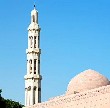  Minare ve din açık gökyüzünde Umman Muscat 'ta eski camide.