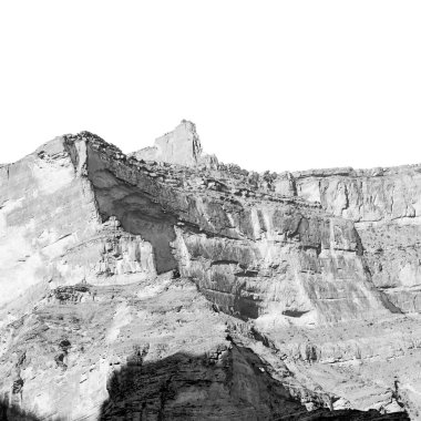  Doygun ve kanyon. Karanlık bulutlu gökyüzü. Umman 'daki eski dağ. 