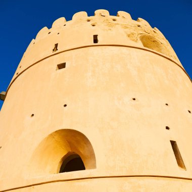 Kale savaşı gökyüzü ve Umman Muscat 'ın yıldız tuğlası eski savunma.  