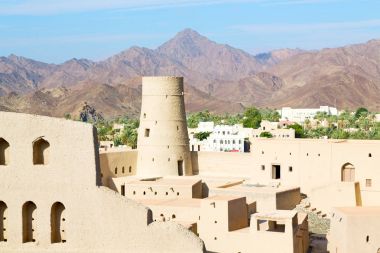 Umman Muscat eski savunma fort battlesment gökyüzü bir