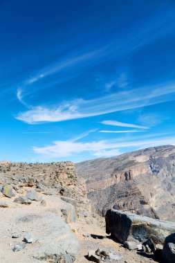 Umman eski dağ gorge ve kanyon derin bulutlu gökyüzü 