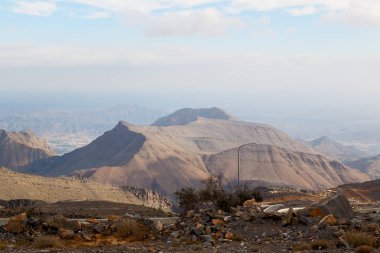 Umman eski dağ gorge ve kanyon derin bulutlu gökyüzü 