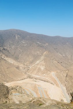 Umman eski dağ gorge ve kanyon derin bulutlu gökyüzü 
