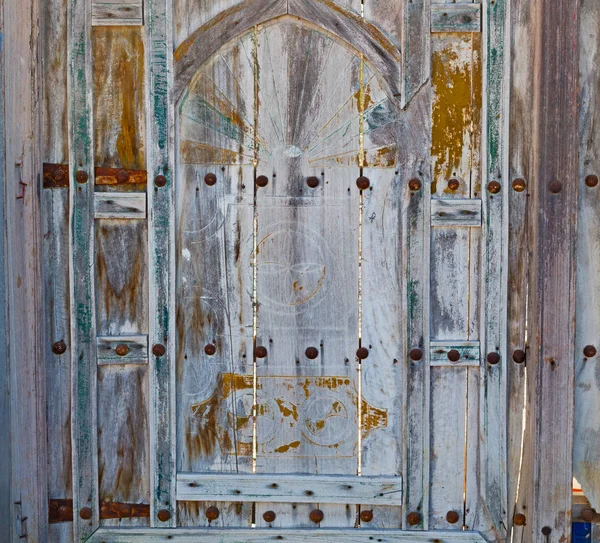 In oman oude houten deur — Stockfoto