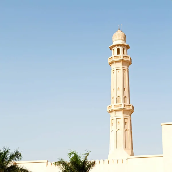 En oman moscatel la antigua mezquita minarete y la religión en el cielo claro —  Fotos de Stock