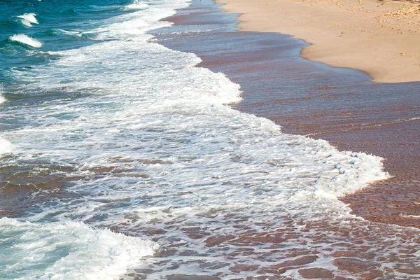 Στο Ομάν ακτογραμμής θάλασσα ωκεανό κόλπο βράχο και παραλία χαλάρωστε ουρανό — Φωτογραφία Αρχείου