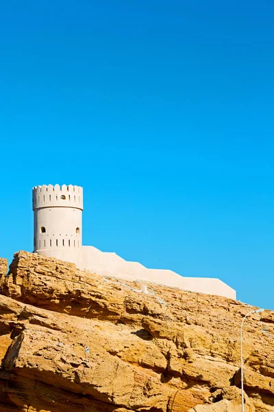 Muscat i oman rock gamla defensiva fort battlesment himlen och — Stockfoto