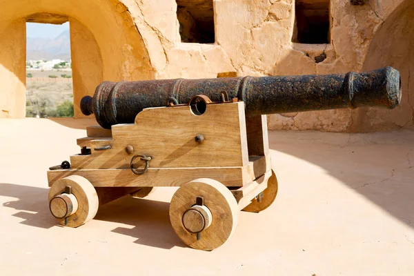 In oman muscat het oude kasteel en het kanon in de buurt van de muur — Stockfoto