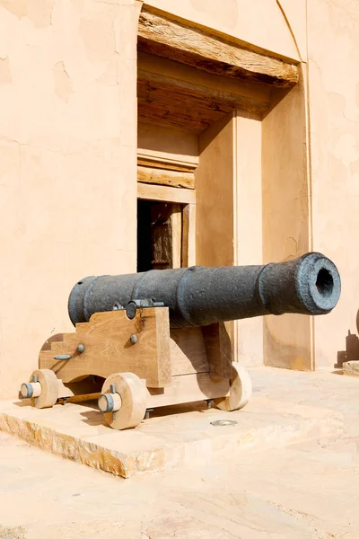 V Ománu muscat starého hradu a dělo u zdi — Stock fotografie