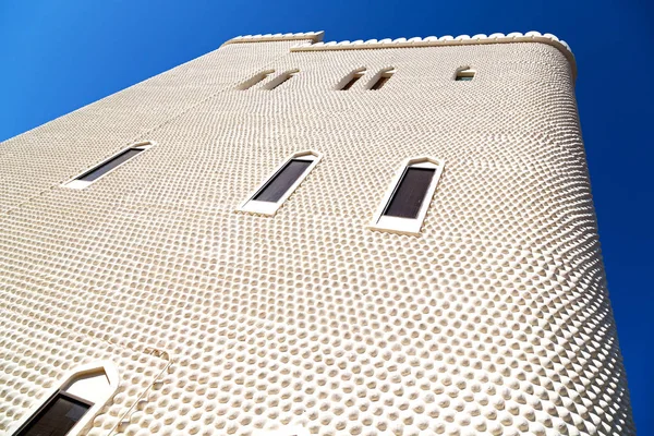 In oman muscat de oude moskee-minaret en religie in heldere hemel — Stockfoto