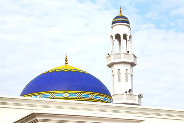 Dans oman muscat l'ancienne mosquée minaret et religion dans le ciel clair — Photo