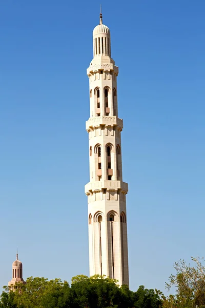 Em oman muscat a antiga mesquita minarete e religião no céu claro — Fotografia de Stock