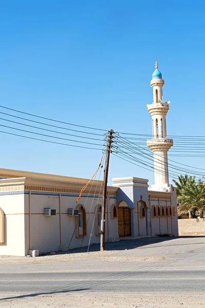 Em oman muscat a antiga mesquita minarete e religião no céu claro — Fotografia de Stock