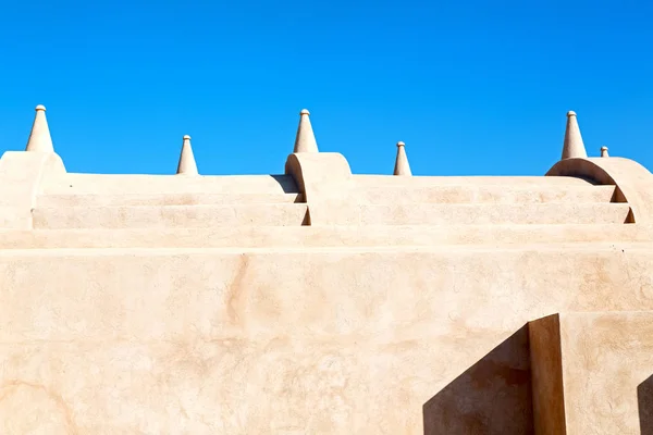 En oman moscatel la antigua mezquita minarete y la religión en el cielo claro — Foto de Stock