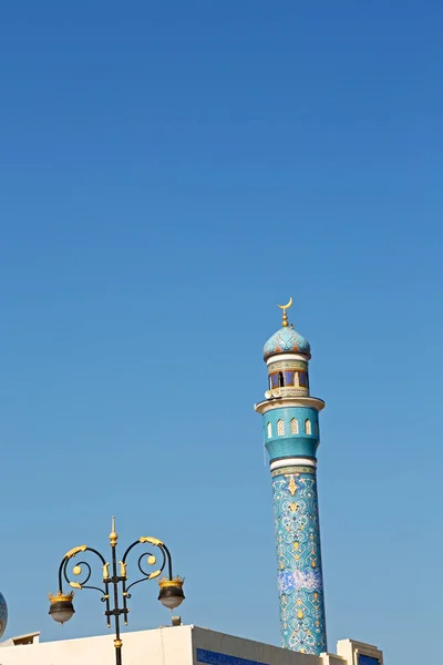 In oman muscat das Minarett der alten Moschee und die Religion bei klarem Himmel — Stockfoto