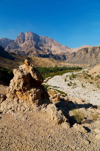 En Oman el viejo barranco de la montaña y el cañón el cielo nublado profundo —  Fotos de Stock