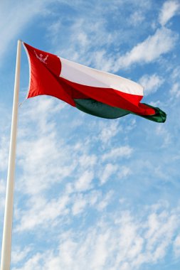 Umman dalgalanan bayrak ve bulutlu gökyüzü