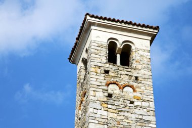 varano borghi içinde eski soyut kule güneşli gün 