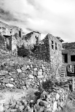 Umman dağda eski terk edilmiş köy evi ve cl kemer