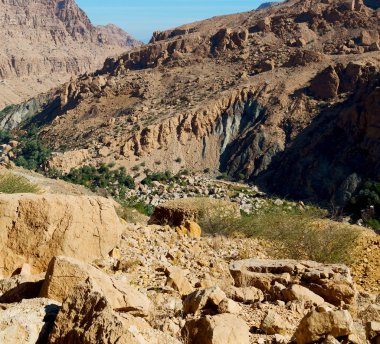 Umman eski dağ gorge ve kanyon derin bulutlu gökyüzü 