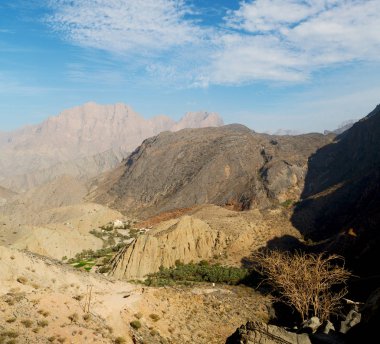 Umman eski dağ gorge ve kanyon derin bulutlu gökyüzü 